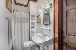 Suite Confort, baño privado (The Suite) | Baño | Amenidades de baño gratuitas, secadora de cabello, toallas, jabón 