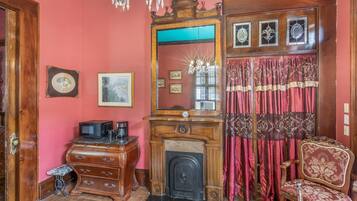 Suite Comfort, bagno privato (The Suite) | Area soggiorno | TV