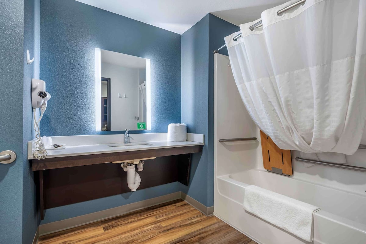 combined shower/bathtub, towels