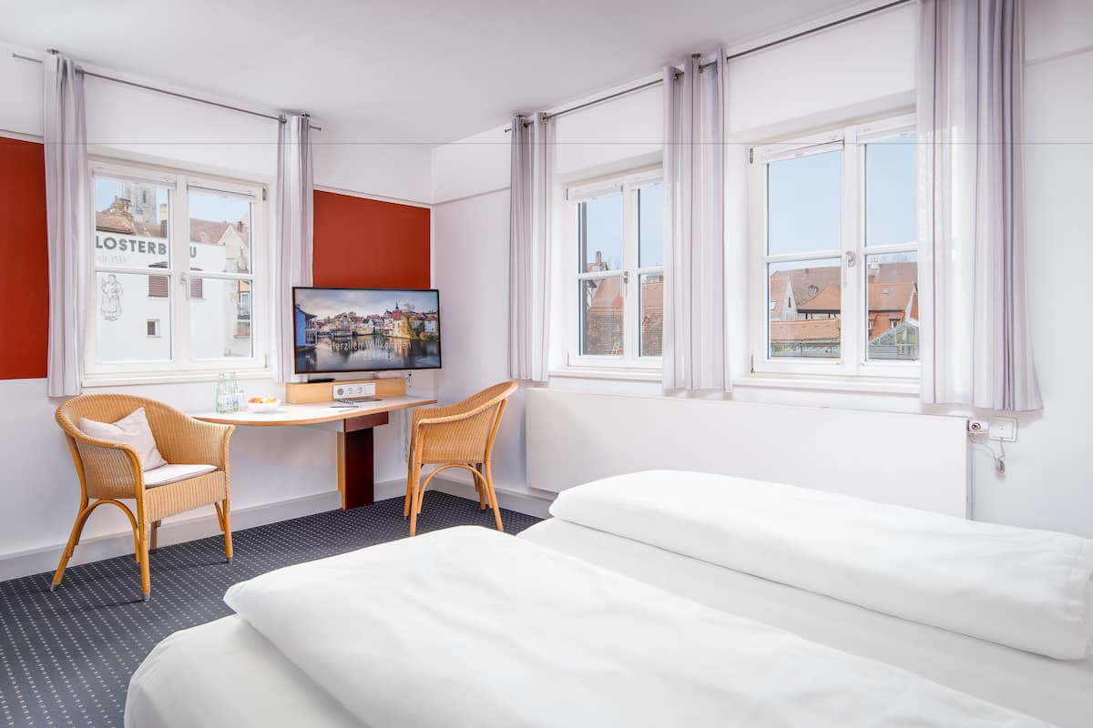 deluxe twin room, 2 single beds, river view | 1 bedroom, in-room safe, desk, laptop workspace