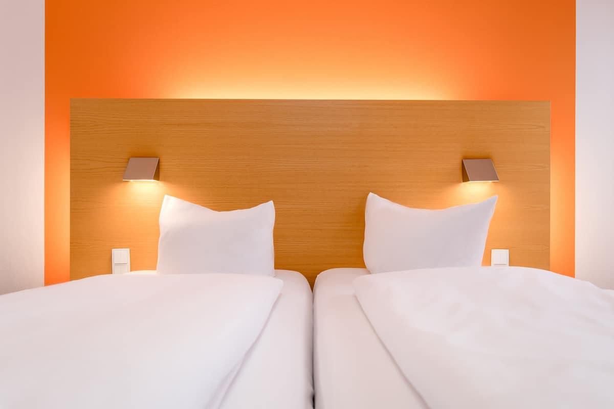 standard twin room | 1 bedroom, in-room safe, desk, laptop workspace