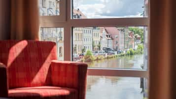 Superior Twin Room | Living area | Flat-screen TV