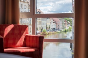 Superior Twin Room | Living area | Flat-screen TV - Hotel Nepomuk (Bamberg)