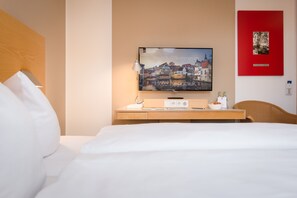 Habitació amb dos llits individuals econòmica | Caixa forta a l'habitació i escriptori 