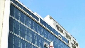 A modern building with a glass facade and a white exterior. - Edificio California en Centro Histórico (Lima)