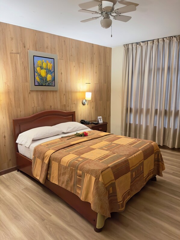 مساحة عمل للكمبيوتر المحمول وستائر تعتيم ومكواة/لوح كي وواي فاي مجانًا