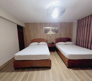 Habitación clásica con 2 camas individuales | Espacio para trabajar con un portátil y cortinas opacas
