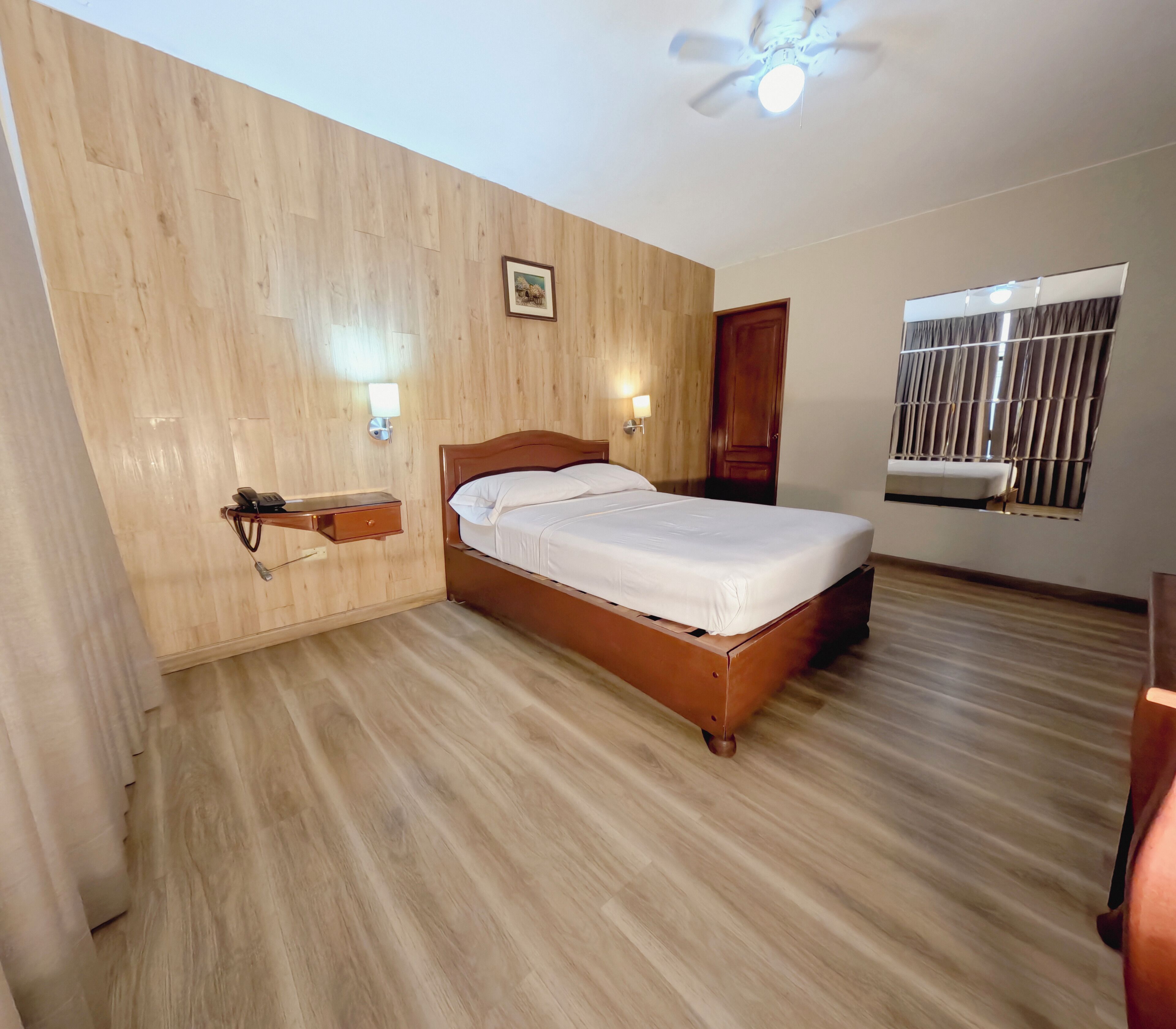 Espacio para trabajar con laptop y cortinas blackout 