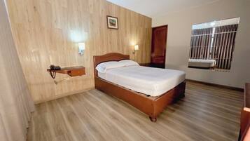 Espacio para trabajar con laptop y cortinas blackout