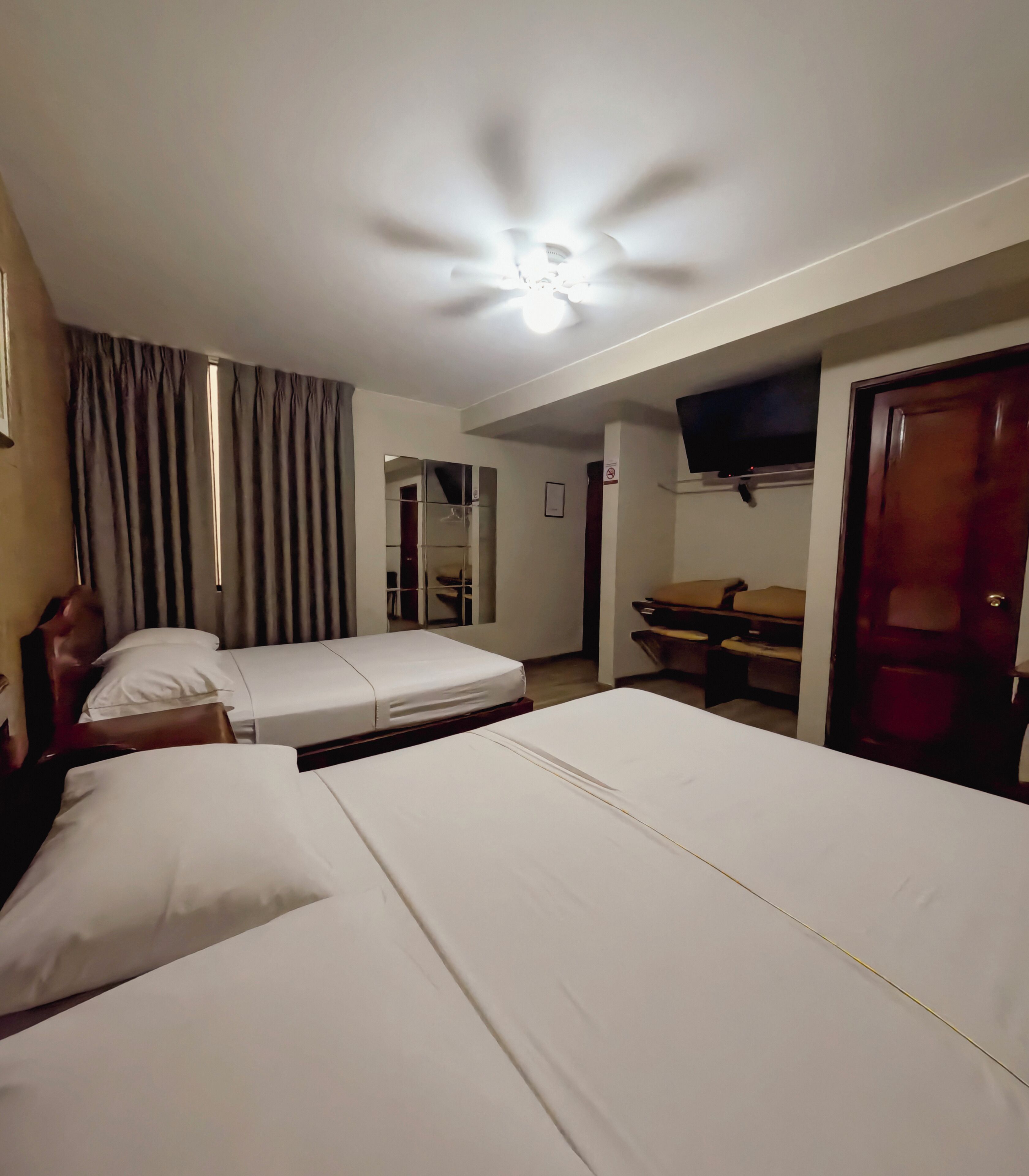 Habitación clásica con 2 camas individuales | Espacio para trabajar con laptop y cortinas blackout 