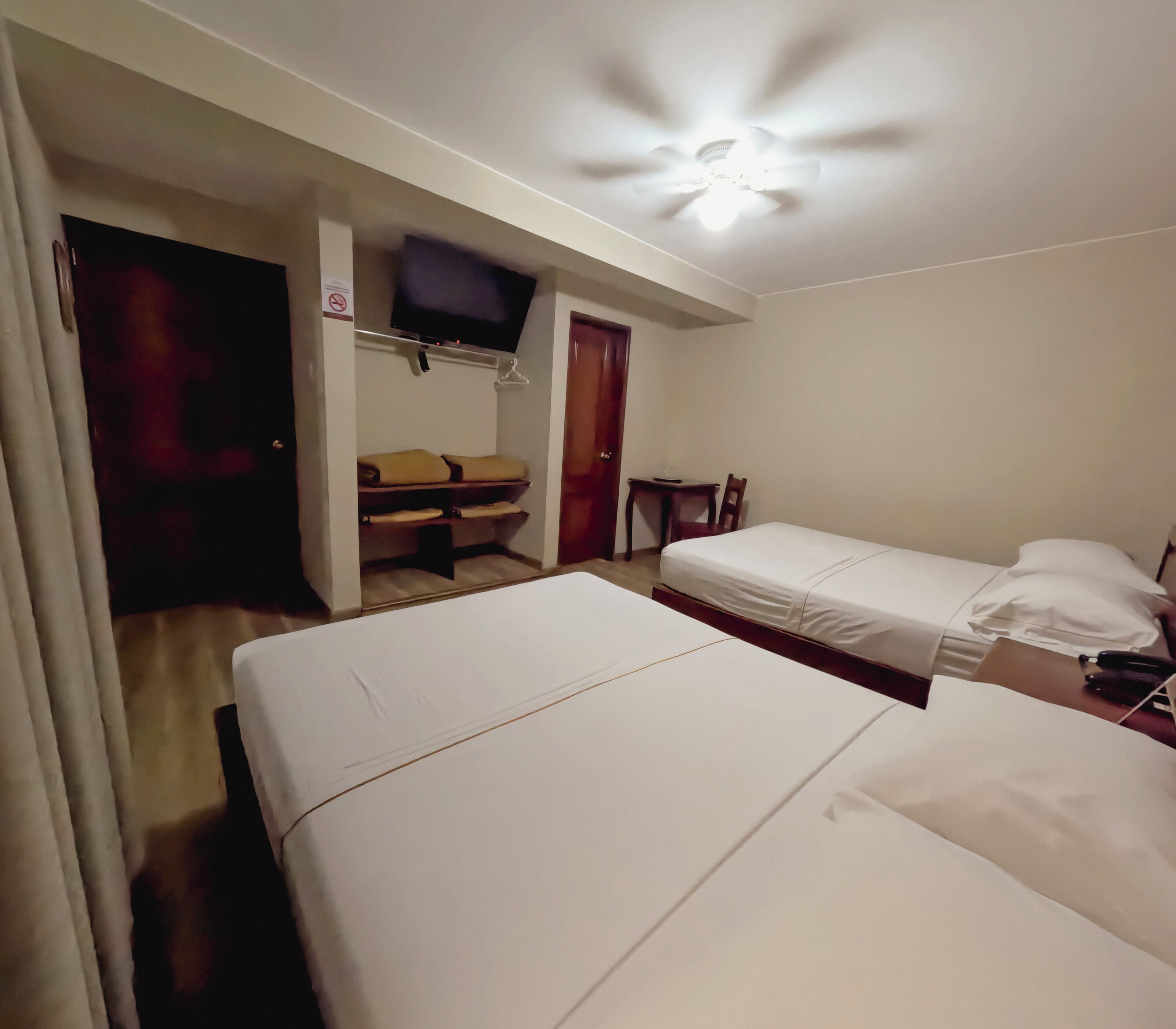 Espacio para trabajar con laptop y cortinas blackout 