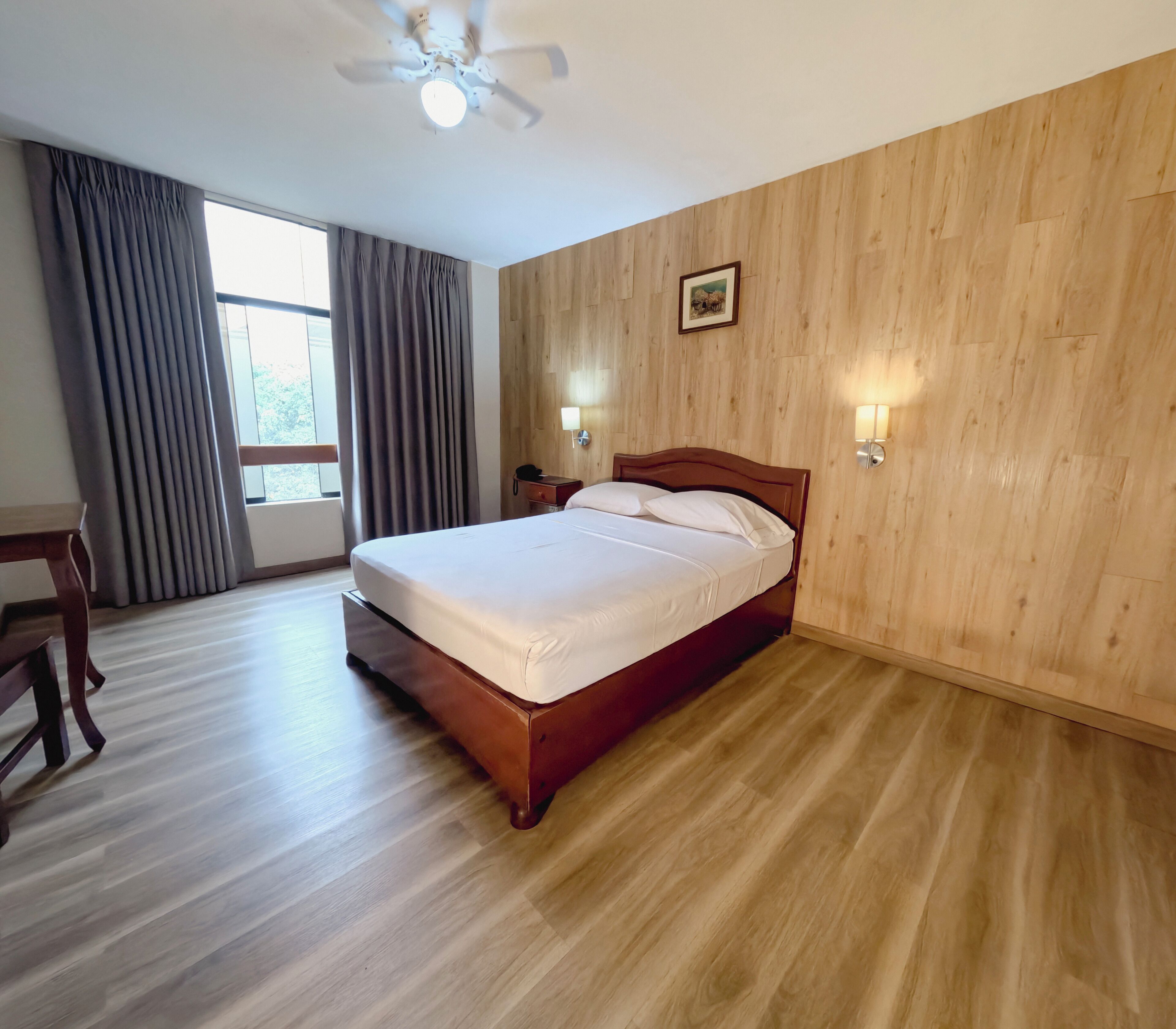 Habitación individual básica, 1 cama doble | Espacio para trabajar con un portátil y cortinas opacas