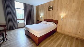Habitación individual básica, 1 cama doble | Espacio para trabajar con un portátil y cortinas opacas