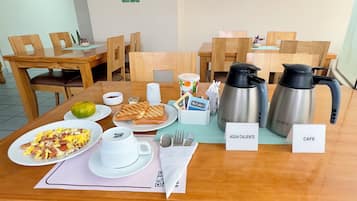 Kontinental frukost varje dag (USD 5 per person)