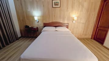 Laptop workspace, blackout curtains, iron/ironing board, free WiFi