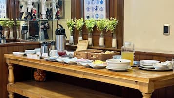 Daily continental breakfast (PEN 5 per person)
