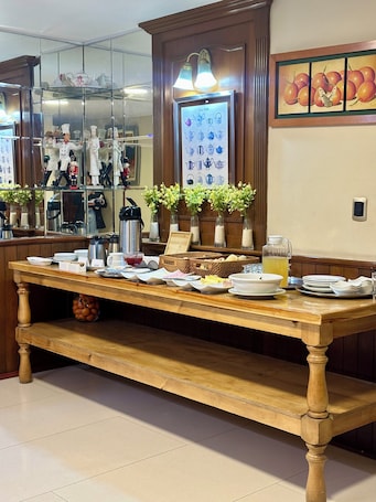 Daily continental breakfast (PEN 5 per person)