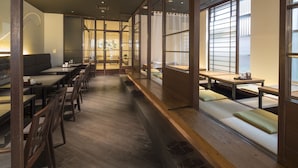 A traditional Japanese-style restaurant with wooden floors, tatami seating, and sliding doors. - Richmond Hotel Kumamoto Shinshigai (Kumamoto)