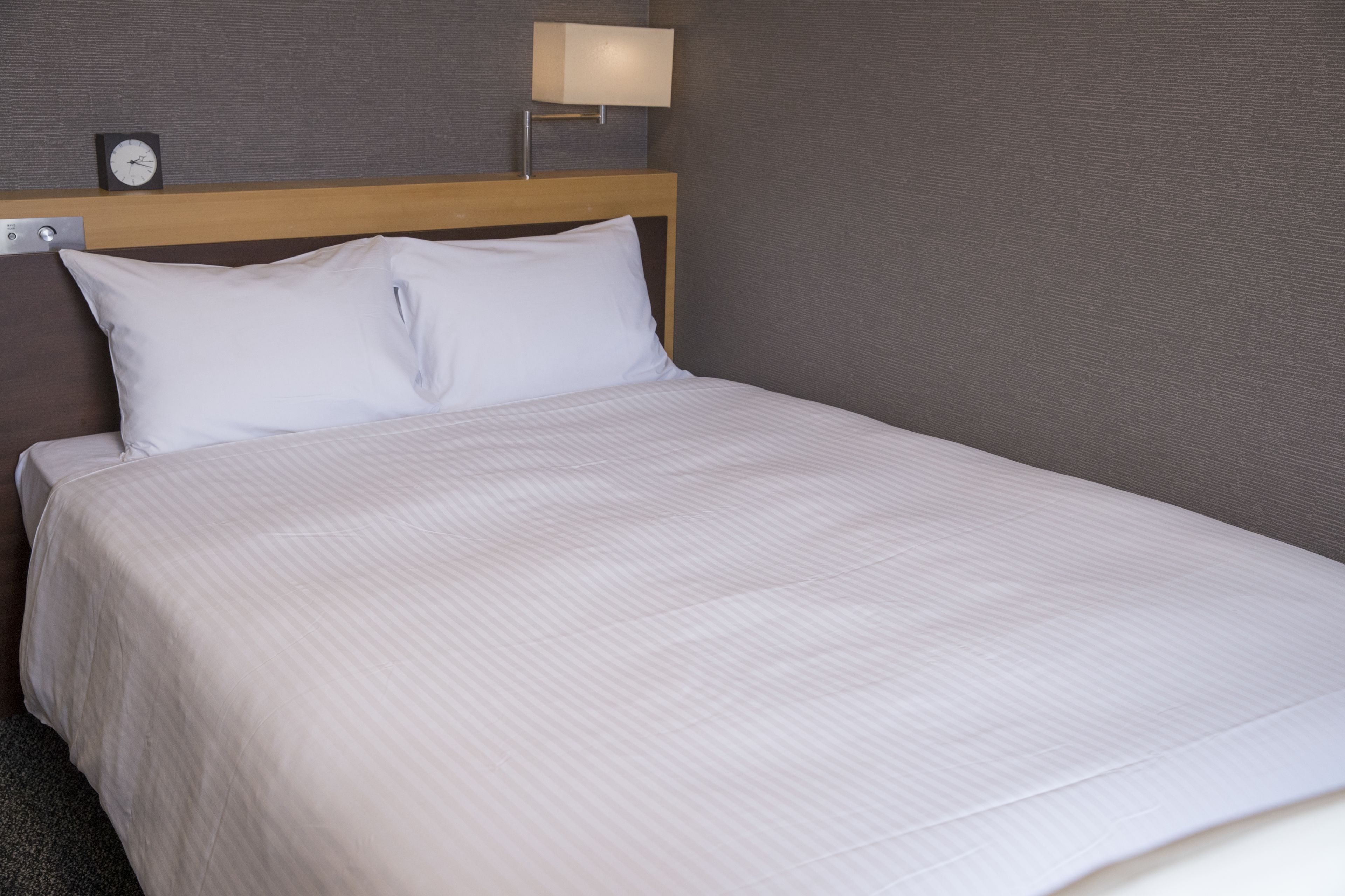 desk, free wifi, bed sheets, wheelchair access