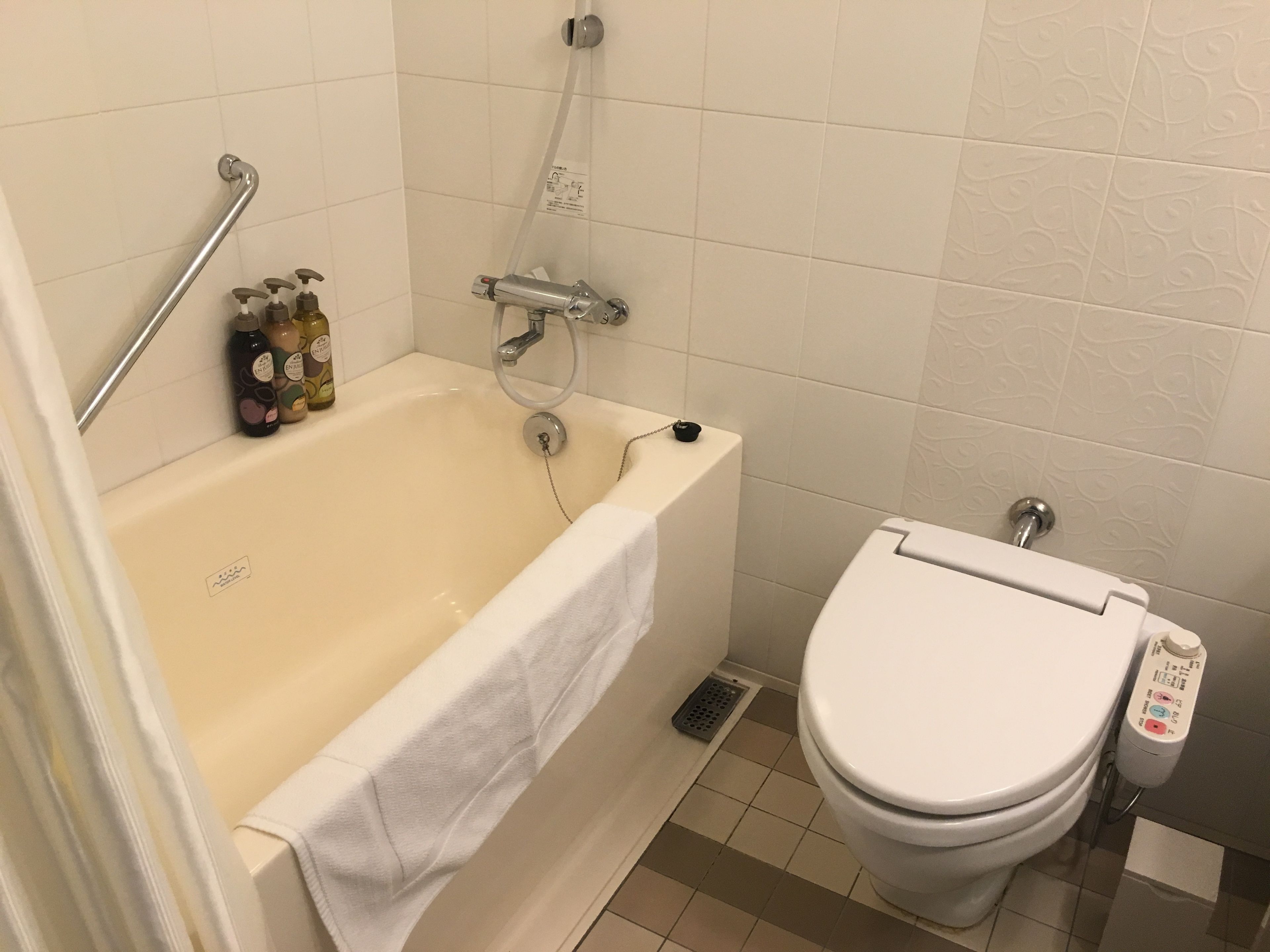 combined shower/bathtub, free toiletries, hair dryer, slippers