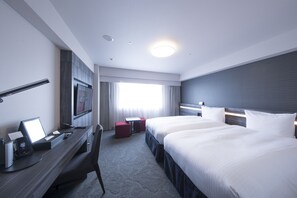 Escritorio, wifi gratis, ropa de cama y acceso para silla de ruedas