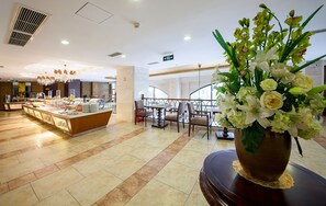 Petit déjeuner, déjeuner et dîner servis sur place