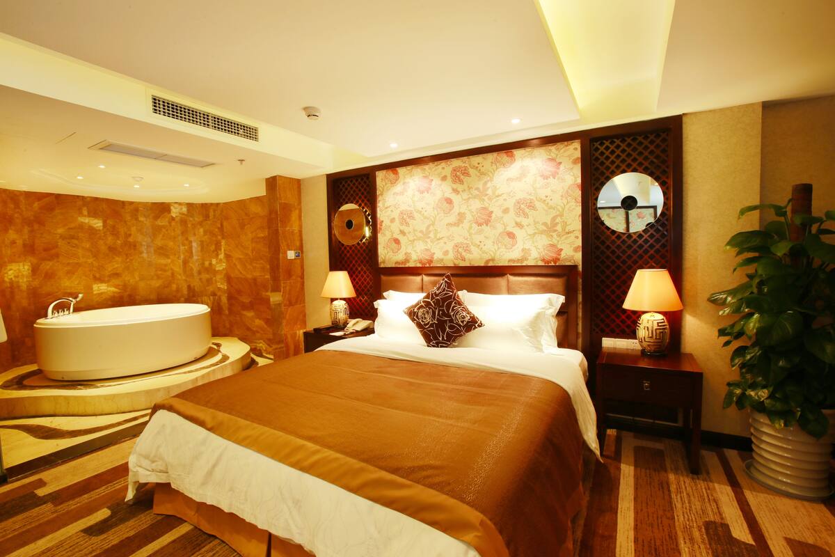 Suite Business | Ropa de cama de alta calidad, minibar, escritorio y cortinas opacas