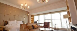 Quarto casal empresarial | Cofres nos quartos, escrivaninha, cortinas blackout, Wi-Fi de cortesia
