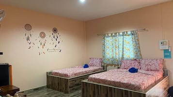 Family Triple Room | Desk, free WiFi, bed sheets, wheelchair access