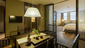 Executive Suite | Minibar, in-room safe, desk, blackout drapes