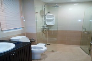 Studio | Bathroom | Shower, rainfall showerhead, free toiletries, towels