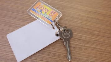 A keychain with a blank tag and a key labeled "Yale."