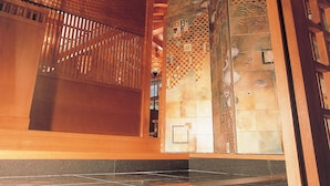 Un interior de madera con paredes de baldosas estampadas y un suelo reflectante.