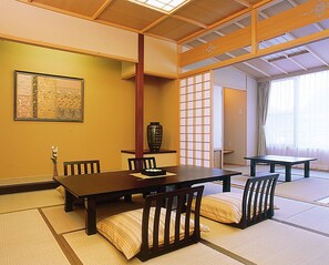 Quarto tradicional (Japanese Style) | Cofres nos quartos, Wi-Fi de cortesia