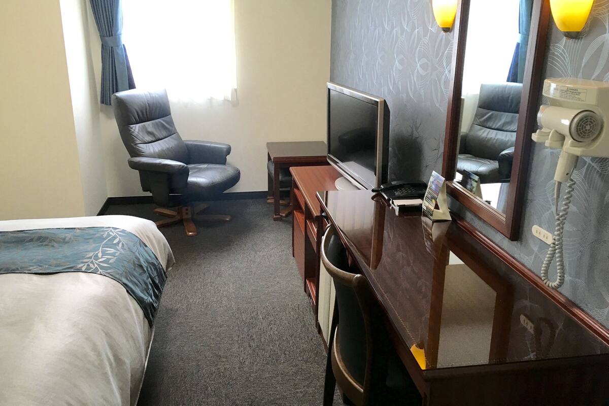 Escritorio, cortinas opacas, sistema de insonorización