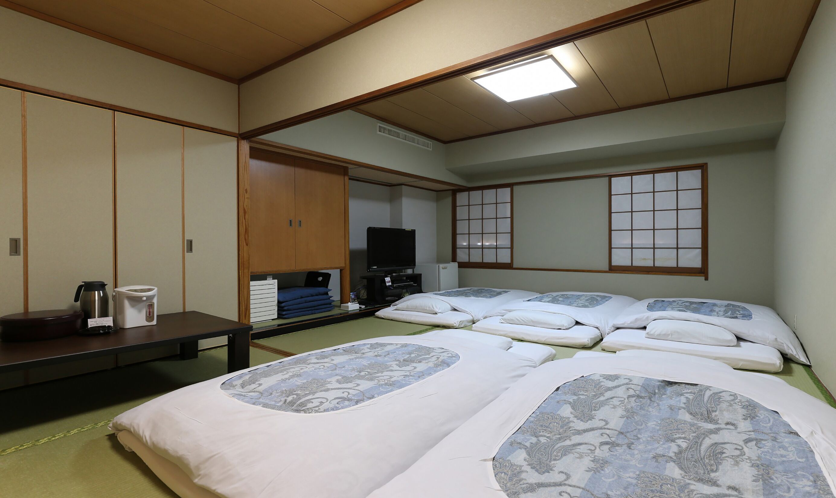 Escritorio, cortinas blackout y sistema de insonorización 