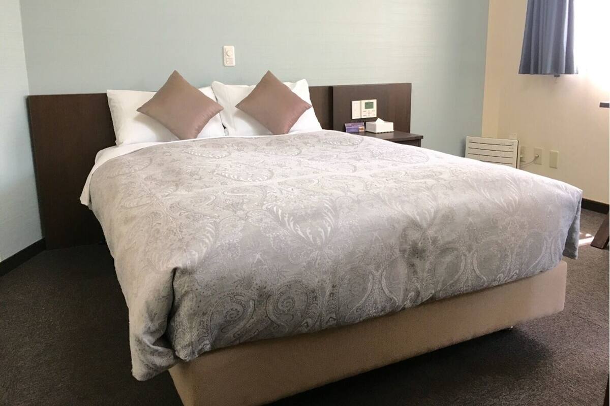 Escritorio, cortinas opacas, sistema de insonorización
