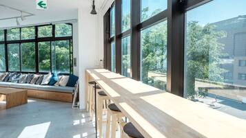 Coin salon dans le hall