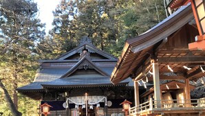 A traditional Japanese temple with a tiled entrance, wooden structures, and a lantern. - Hostel Mt. Fuji-FUKUYA (Fujiyoshida)