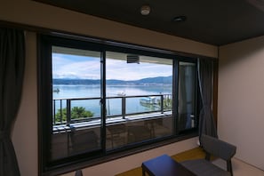 Quarto tradicional, para não fumantes, vista para o lago (10 tatami mats) | Cofres nos quartos, escrivaninha, espaço de trabalho para notebook