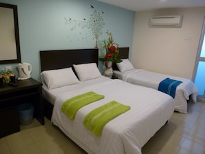 Habitación familiar, sin ventanas (Superior) | Escritorio, tabla de planchar con plancha y wifi 