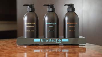 Três frascos da Ella Bache Paris sobre uma bancada.