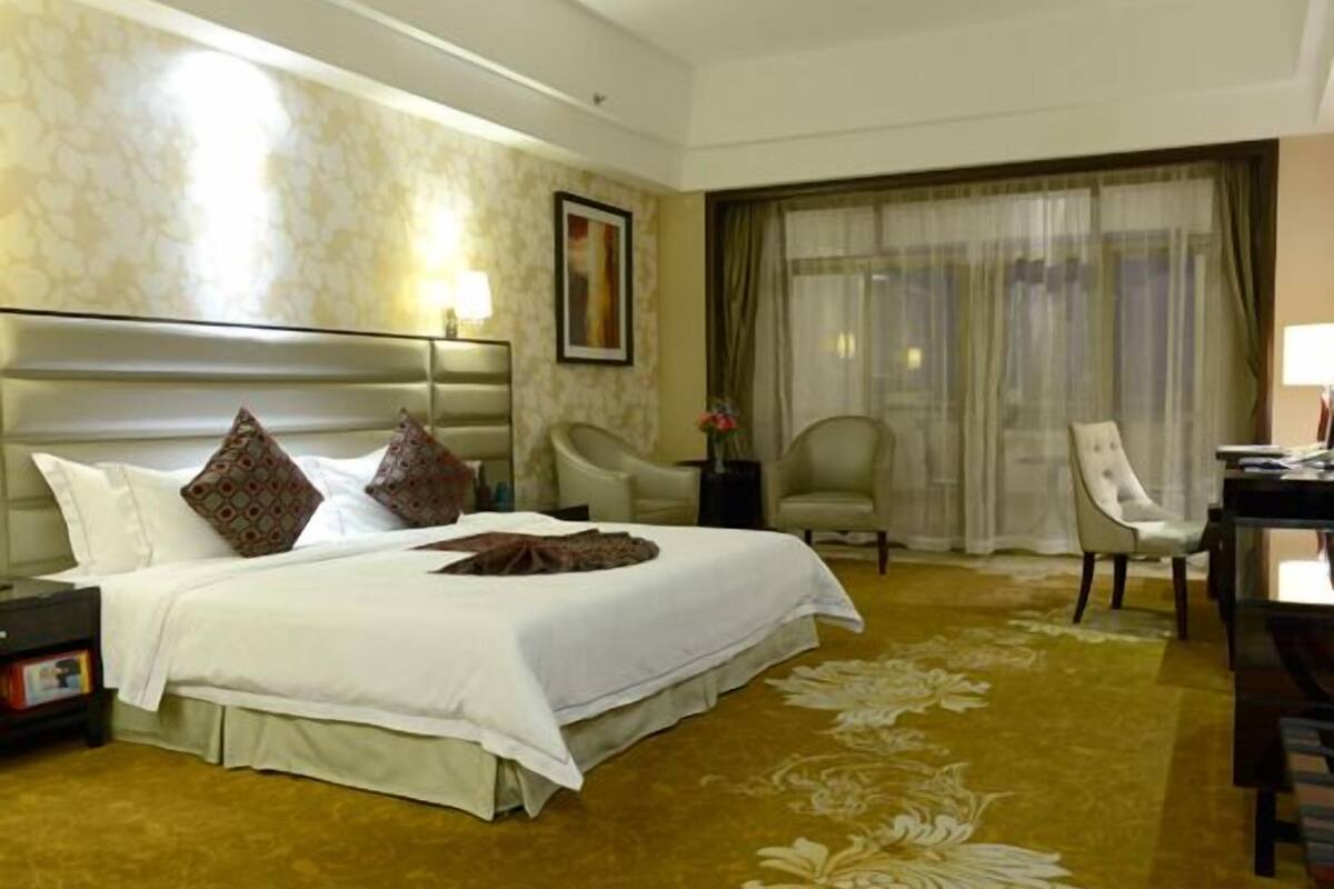 Business Room, 1 King Bed | Minibar, desk, blackout drapes, rollaway beds (surcharge)