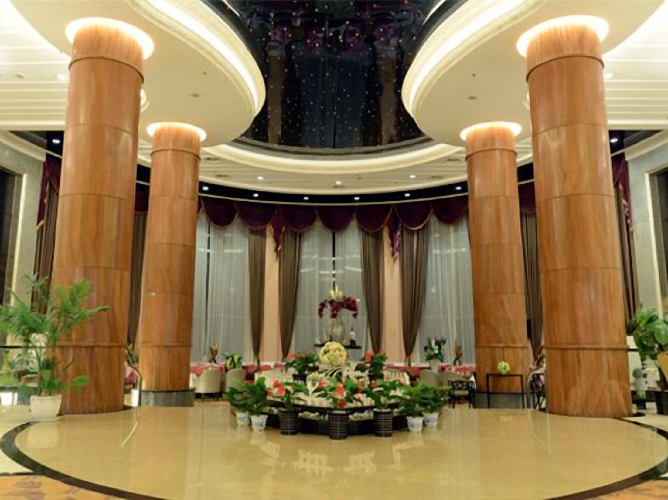 2 restaurants, breakfast, lunch served; local and international cuisine