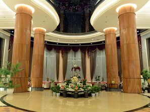 2 restaurants, breakfast, lunch served; local and international cuisine