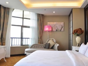 Minibar, escritorio, cortinas blackout y camas extra 