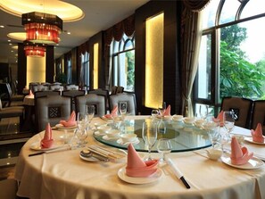 2 restaurantes; se sirven desayunos, comidas y cenas