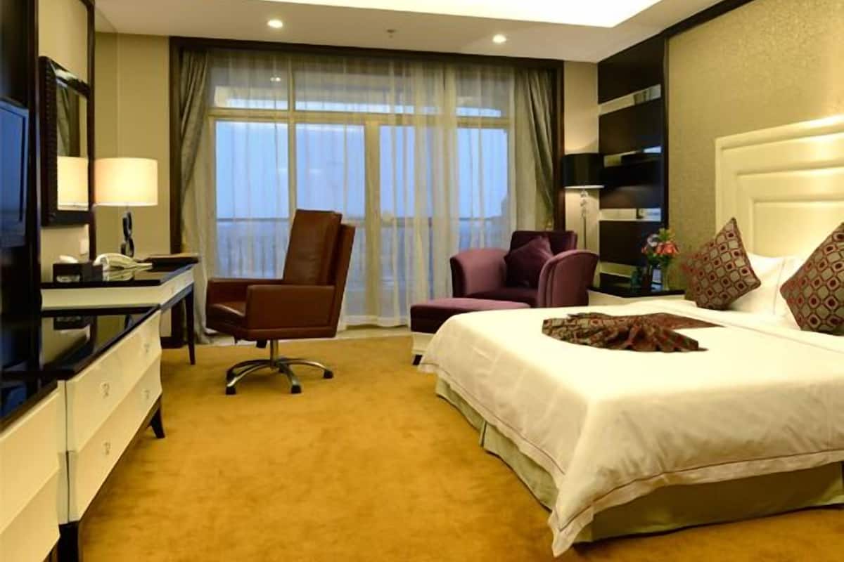 Deluxe Suite | Minibar, desk, blackout drapes, rollaway beds (surcharge)