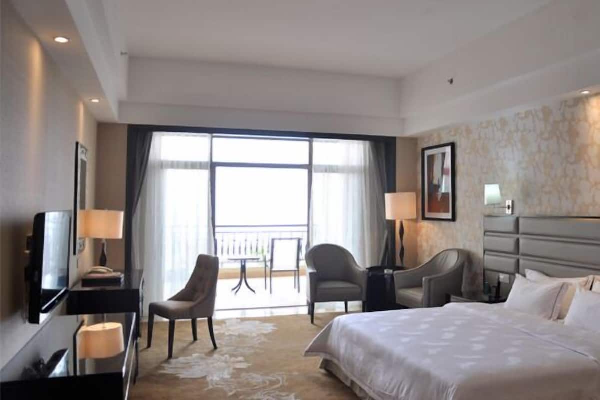 Deluxe Room, 1 King Bed | Minibar, desk, blackout drapes, rollaway beds (surcharge)