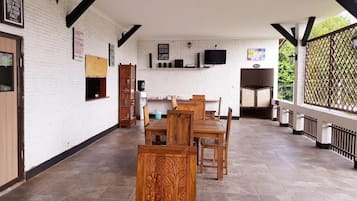 供應早餐、午餐、晚餐;多國菜